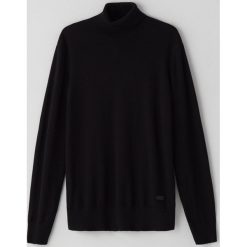 Sweter męski - Czarny. Czarne swetry męskie Cropp, s, bez wzorów, bez kołnierzyka, bez kaptura. Za 69,99 zł.