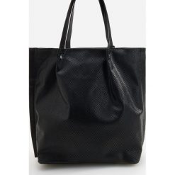 Fakturowana torebka shopper - Czarny. Czarne torby damskie na zakupy Reserved, bez wzorów, bez dodatków. Za 129,99 zł.