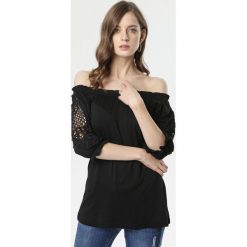 Czarna Bluzka Caigenia. Czarne bluzki damskie Born2be, s, bez wzorów, z dzianiny, bez kołnierzyka, z krótkim rękawem. Za 59,99 zł.