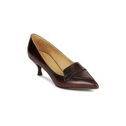 Czółenka Marc Jacobs MJ19022. Czerwone czółenka damskie marki Marc Jacobs, bez wzorów, bez obcasa. Za 1575,20 zł.
