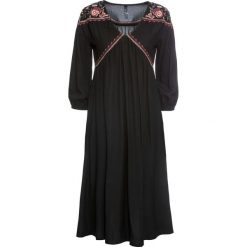 Sukienka midi z haftem bonprix czarny. Czarne sukienki damskie bonprix, z haftami, z dekoltem w serek, bez rękawów, midi. Za 149,99 zł.