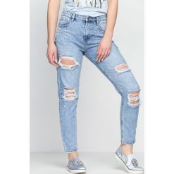 Niebieskie Jeansy Out Of This World. Niebieskie jeansy damskie z dziurami marki Born2be, z podwyższonym stanem. Za 54,99 zł.