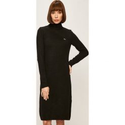 Lacoste - Sukienka. Czarne sukienki damskie Lacoste, na co dzień, bez wzorów, z dzianiny, casualowe, z golfem, z długim rękawem, długie, mini, proste. W wyprzedaży za 469,90 zł.
