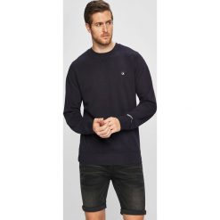Calvin Klein Jeans - Bluza. Niebieskie bluzy męskie Calvin Klein Jeans, s, z nadrukiem, z bawełny, z okrągłym kołnierzem, bez rękawów, bez kaptura. W wyprzedaży za 269,90 zł.