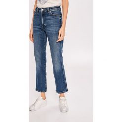 Wrangler - Jeansy Retro. Niebieskie jeansy damskie Wrangler, z podwyższonym stanem. W wyprzedaży za 259,90 zł.