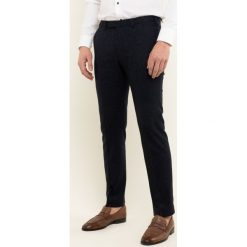 Spodnie materiałowe Digel 1290182. Niebieskie jeansy męskie Digel, m, bez wzorów, z elastanu. W wyprzedaży za 279,00 zł.
