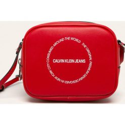 Calvin Klein Jeans - Torebka. Czarne listonoszki damskie Calvin Klein Jeans, w paski, z jeansu, małe, z nadrukiem, bez dodatków. Za 269,90 zł.