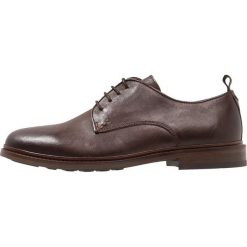 Shoe The Bear NATE Eleganckie buty brown. Pomarańczowe buty wizytowe męskie marki Shoe The Bear, ze skóry, na sznurówki. Za 629,00 zł.
