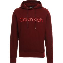 Calvin Klein KAMS HOODY Bluza z kapturem red. Szare bluzy męskie rozpinane marki Calvin Klein Jeans, l, z nadrukiem, z bawełny, z kapturem. Za 449,00 zł.