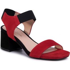 Sandały SOLO FEMME - 33709-01-G13/020-07-00 Czerwony/Czarny. Czerwone klapki damskie Solo Femme, bez wzorów, ze skóry, bez obcasa. W wyprzedaży za 269,00 zł.