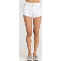SZORTY JEANSOWE Armani Exchange. Białe szorty damskie Armani Exchange, z aplikacjami, z elastanu. Za 251,40 zł.