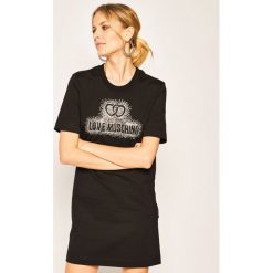 Sukienka codzienna LOVE MOSCHINO W5A0214E 2139. Czarne sukienki damskie Love Moschino, na co dzień, bez wzorów, bez kołnierzyka, bez rękawów, proste. W wyprzedaży za 549,00 zł.