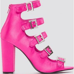 Sandały damskie: NA-KD Shoes Satynowe sandały na wysokim obcasie ze sprzączkami - Pink