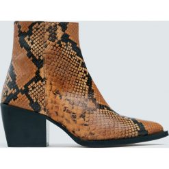 Skórzane botki kowbojskie z nadrukiem zwierzęcym w kolorze camel. Brązowe botki damskie na obcasie marki Pull&Bear. Za 349,00 zł.