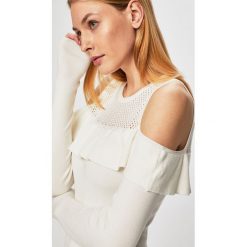Guess Jeans - Sweter. Białe swetry damskie Guess Jeans, s, z aplikacjami, z elastanu, bez rękawów, bez kaptura. W wyprzedaży za 199,90 zł.