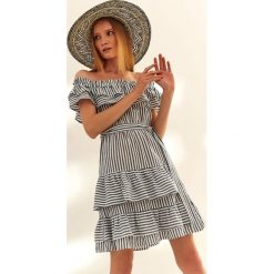 Sukienka damska w paski. Niebieskie sukienki dziewczęce na lato, w paski, z tkaniny, eleganckie. W wyprzedaży za 49,99 zł.