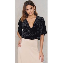 NA-KD Party Aksamitny kopertowy top - Black. Czarne topy damskie NA-KD Party, bez wzorów, z elastanu, bez kołnierzyka. W wyprzedaży za 60,97 zł.