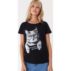 T-shirt z nadrukiem Trouble maker - Czarny. Czarne t-shirty damskie House, s, z nadrukiem, bez kołnierzyka. Za 29,99 zł.