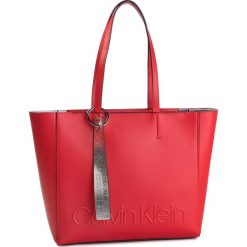 Torebka CALVIN KLEIN - Edged Shopper K60K605275 635. Czerwone torby damskie na zakupy Calvin Klein, bez wzorów, ze skóry ekologicznej, klasyczne, bez dodatków. W wyprzedaży za 399,00 zł.