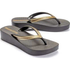 IPANEMA 82527 MESH IV PLAT FEM black, japonki damskie. Czarne koturny damskie Ipanema, bez obcasa, na koturnie, bez zapięcia. W wyprzedaży za 77,50 zł.