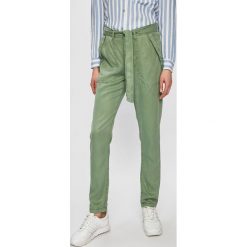 Pepe Jeans - Spodnie Drifter. Niebieskie spodnie damskie Pepe Jeans, bez wzorów, z jeansu, casualowe. W wyprzedaży za 179,90 zł.