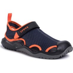 Sandały CROCS - Swifwater Mesh Deck Sandal M 205289 Navy/Tangerine. Niebieskie klapki męskie Crocs, bez wzorów, z tworzywa sztucznego. Za 219,00 zł.