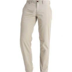 Jeansy męskie: Tommy Jeans ESSENTIAL Chinosy plaza taupe