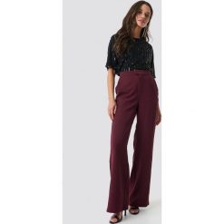 NA-KD Classic Dopasowane spodnie z szerokimi nogawkami - Red,Purple. Czerwone spodnie z wysokim stanem marki NA-KD Classic, z haftami, z poliesteru, z podwyższonym stanem. Za 141,95 zł.