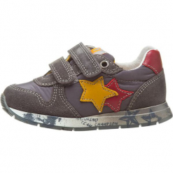 Sneakersy "Parker" w kolorze szarym. Szare trampki chłopięce marki Naturino, z aplikacjami, z materiału. W wyprzedaży za 172,95 zł.