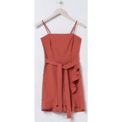 Sukienka mini na ramiączkach -. Sukienki damskie Sinsay, xl, bez wzorów, bez kołnierzyka, bez rękawów, mini. W wyprzedaży za 29,99 zł.