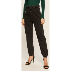 Answear - Jeansy Dad. Czarne jeansy damskie ANSWEAR, s. W wyprzedaży za 59,90 zł.