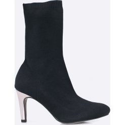 Tamaris - Botki. Czarne buty zimowe damskie Tamaris, z materiału. W wyprzedaży za 129,90 zł.