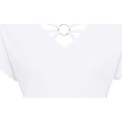 Shirt z ozdobnym tyłem bonprix biały. Białe koszulki damskie bonprix, bez wzorów, bez kołnierzyka, bez rękawów. Za 44,99 zł.