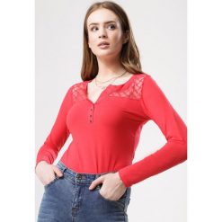 Czerwona Bluzka In Effect. Czerwone bluzki damskie Born2be, na imprezę, s, bez wzorów, z koronki, bez kołnierzyka, z długim rękawem. Za 29,99 zł.