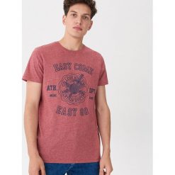 T-shirt z nadrukiem - Czerwony. Czerwone t-shirty męskie House, s, z nadrukiem, bez kołnierzyka. Za 39,99 zł.