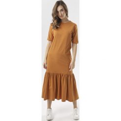 Camelowa Sukienka Nonarelia. Brązowe sukienki damskie Born2be, xl, bez wzorów, z dzianiny, bez kołnierzyka, bez rękawów. W wyprzedaży za 79,99 zł.