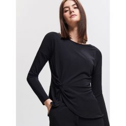 Bluzka z ozdobnym marszczeniem - Czarny. Czarne bluzki damskie Reserved, s, bez wzorów, bez kołnierzyka, bez rękawów. W wyprzedaży za 34,99 zł.