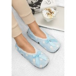 Jasnoniebieskie Kapcie Henrietta. Niebieskie kapcie damskie Renee, z futra. Za 39,99 zł.