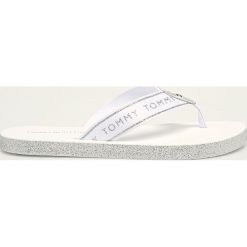 Tommy Hilfiger - Japonki. Różowe klapki damskie TOMMY HILFIGER, bez wzorów, ze skóry ekologicznej, bez obcasa, na obcasie. W wyprzedaży za 119,90 zł.