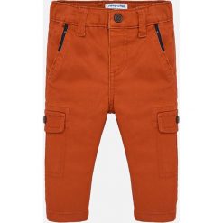 Mayoral - Spodnie dziecięce 80-98 cm. Czerwone spodnie chłopięce Mayoral, bez wzorów, z elastanu. W wyprzedaży za 79,90 zł.