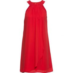 Sukienka letnia bonprix truskawkowy. Czerwone sukienki damskie bonprix, na lato, z aplikacjami, z tkaniny, bez kołnierzyka, bez rękawów, kopertowe. Za 129,99 zł.