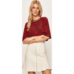 Tommy Jeans - Bluzka. Czerwone bluzki damskie Tommy Jeans, s, bez wzorów, z elastanu, z okrągłym kołnierzem, z krótkim rękawem. Za 299,90 zł.