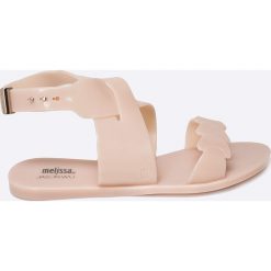 Melissa - Sandały Wonderful + Jason Wu A. Brązowe klapki damskie Melissa, bez wzorów, z materiału, bez obcasa, na szpilce. W wyprzedaży za 139,90 zł.