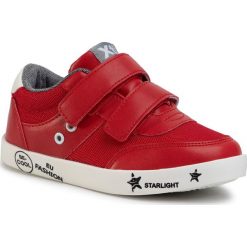 Sneakersy XTI - 57042 Red. Czerwone trampki chłopięce Xti, bez wzorów, ze skóry ekologicznej, na rzepy. W wyprzedaży za 129,00 zł.