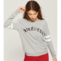 Bluza z nadrukiem - Jasny szar. Szare bez kategorii marki Sinsay, s, z nadrukiem. Za 39,99 zł.