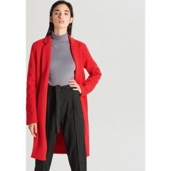Płaszcz o prostym kroju - Czerwony. Czerwone płaszcze damskie Cropp, xl, bez wzorów. Za 139,99 zł.