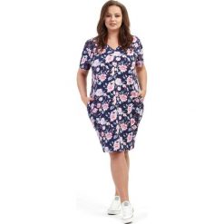 Sukienka Tatiana tuba print kwiaty XXL OVERSIZE LATO. Niebieskie sukienki damskie Moda Size Plus Iwanek, na spotkanie biznesowe, na lato, s, w kwiaty, z elastanu, bez kołnierzyka, z krótkim rękawem, krótkie, mini, oversize. Za 129,90 zł.