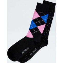 Komplet wysokich skarpetek w romby i kropki. Szare skarpetki męskie Pull&Bear, bez wzorów. Za 39,90 zł.