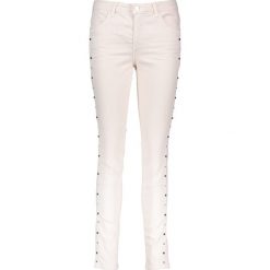Dżinsy "Antonia" - Skinny fit - w kolorze beżowym. Białe jeansy damskie Rosner. W wyprzedaży za 217,95 zł.