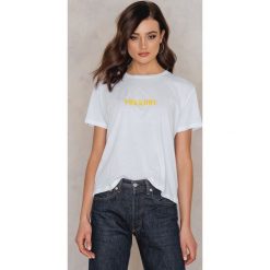 NA-KD T-shirt Føkkboy - White. Białe t-shirty damskie NA-KD, z nadrukiem, z bawełny, z okrągłym kołnierzem. W wyprzedaży za 24,57 zł.